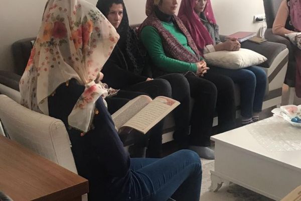 Tut polis eşleri şehitler için dua etti