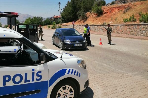 Tut polisinin trafik uygulamaları devam ediyor