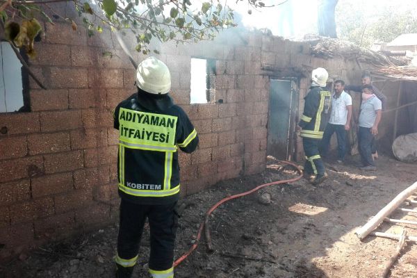 Tütün ve toprak ev yandı