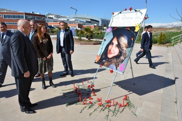 ÜNİVERSİTE ÖĞRENCİLERİ ‘KADINA ŞİDDETE HAYIR’ DEDİLER