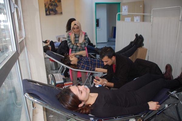 Üniversite Öğrencileri Kan Bağışında Bulundu