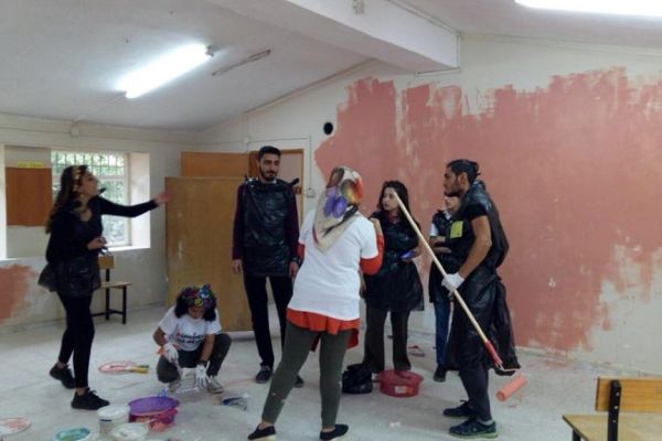 Üniversite öğrencileri köy okulunu boyadı 