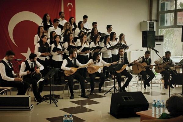 ÜNİVERSİTESİ ÖĞRENCİLERİNDEN TÜRK HALK MÜZİĞİ KONSERİ