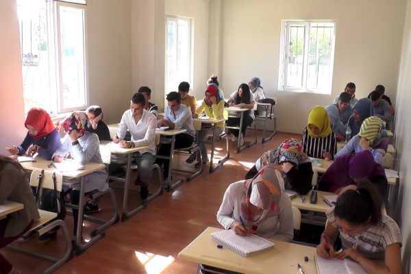 Üniversiteye hazırlanan gençlere yönelik kurs başladı