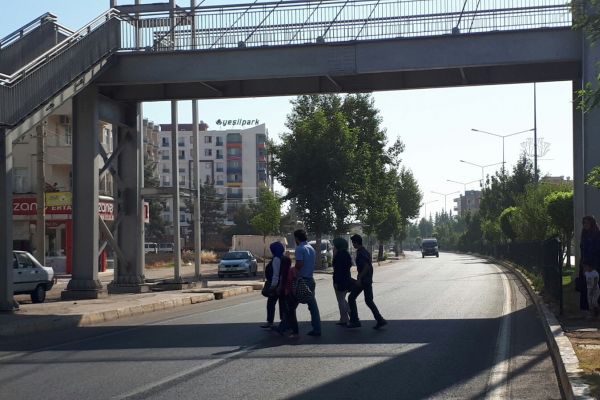 Üst geçit yerine yolu kullanan yayalar canını tehlikeye atıyor