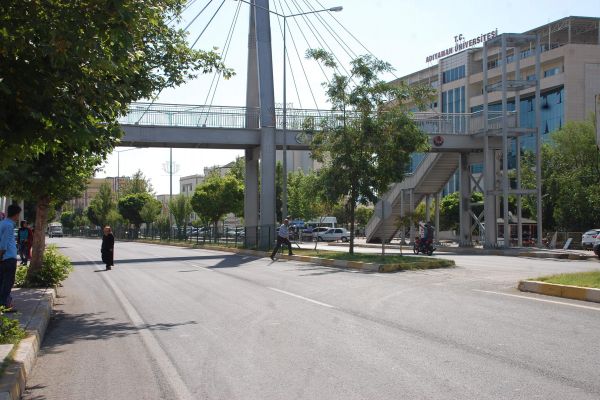 Üst Geçitlerin Yerine Kara Yolunu Kullanıyorlar