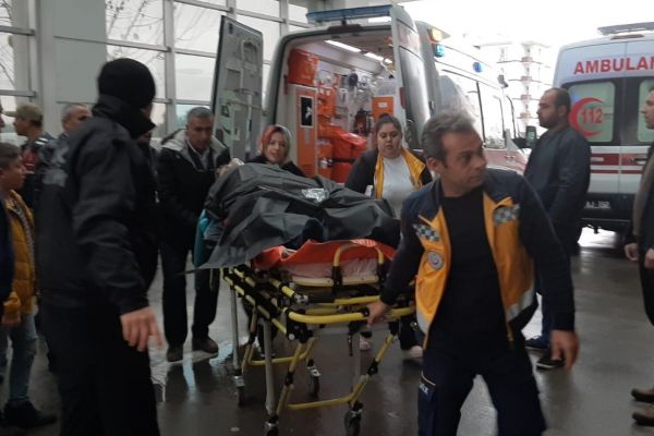 Üvey kardeşlerin kavgası kanlı bitti: 4 yaralı