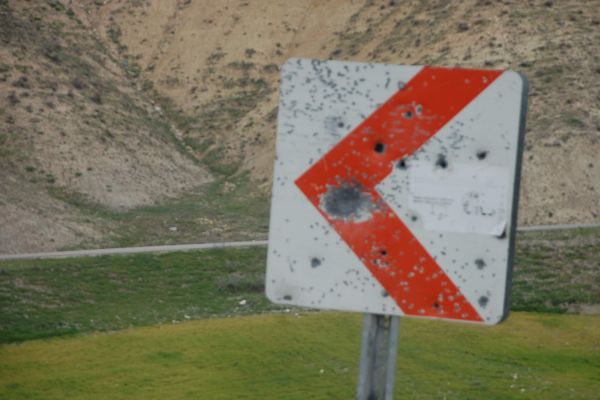 UYARI LEVHALARINA HEDEF TAHTASI GİBİ ATEŞ EDİLİYOR