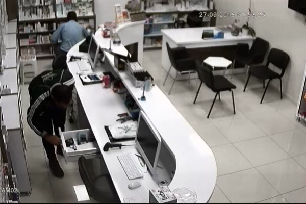 Uyuşturucu bağımlısı hırsızlar eczaneyi soydu