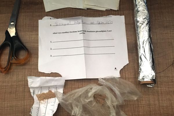 Uyuşturucu satarken suçüstü yakalandı