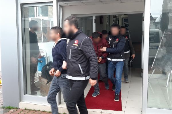 Uyuşturucu satıcıları adliyeye sevk edildi