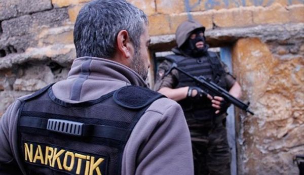 Uyuşturucu satıcısı olduğu iddia edilen 4 kişi yakalandı