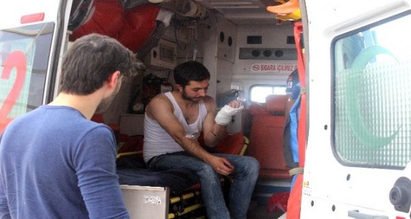 Üzerine cam düşen işçi yaralandı