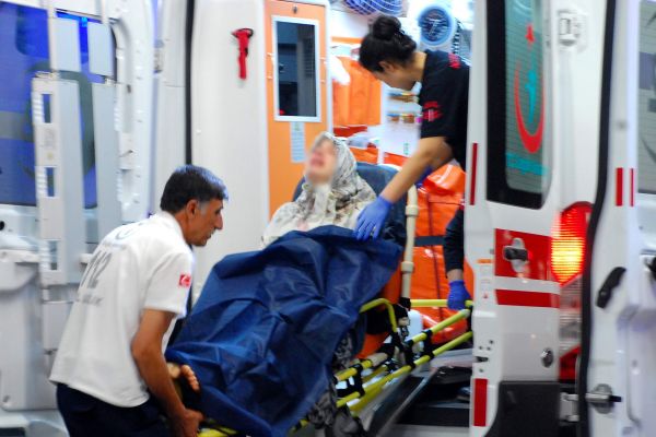 Üzerine Çay Dökülen Genç Kız Yaralandı