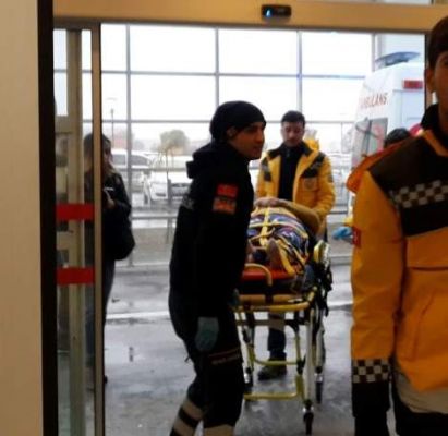 Üzerine demir kapı devrilen kadın yaralandı