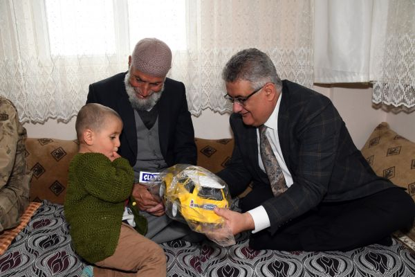 Vali Aykut Pekmez şehit ailesi ile bir araya geldi