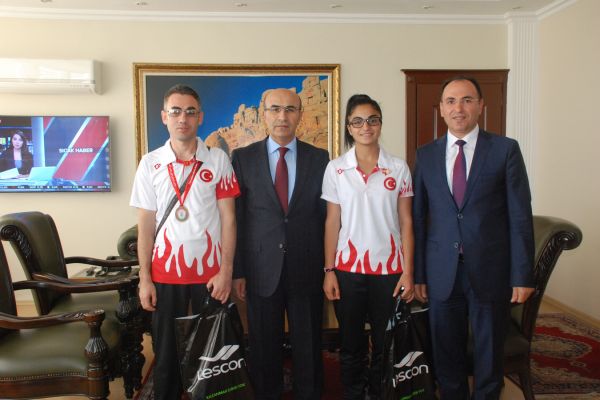 Vali Demirtaş’tan Şampiyonlara Ödül