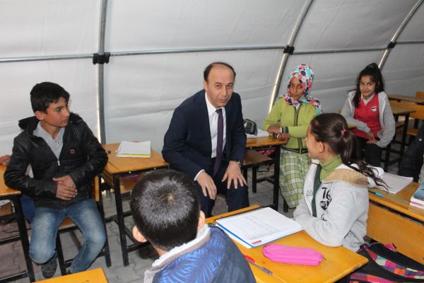  Vali Erin, çadırda öğretmenlik yaptı