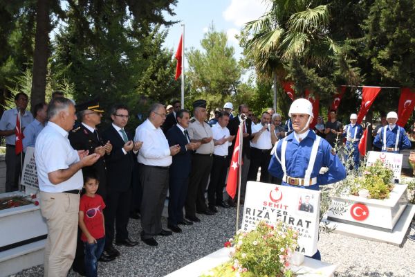 Vali Kalkancı ve il protokolü şehitliği ziyaret etti