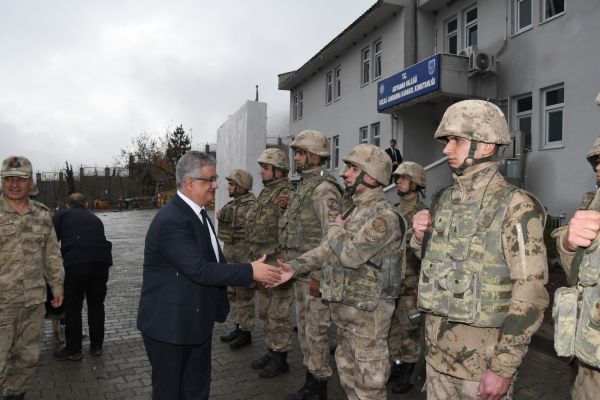 Vali Pekmez askerlerle bir araya geldi