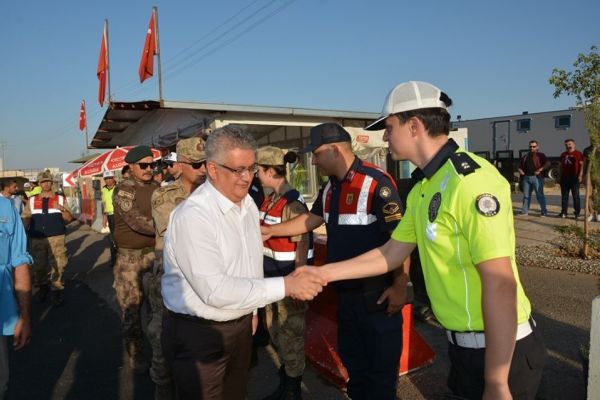 Vali Pekmez, kontrol noktasındaki polislerin bayramını kutladı