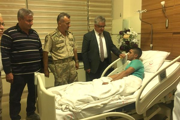 Vali Pekmez,  yaralı askeri ziyaretti 