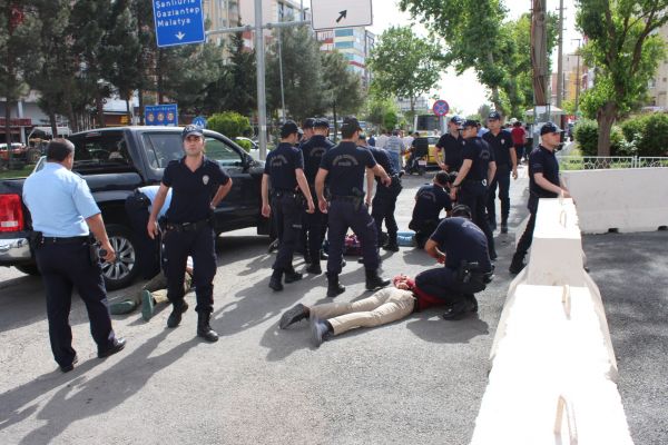Valilik önünde iki grup arasında bıçaklı kavga: 7 gözaltı