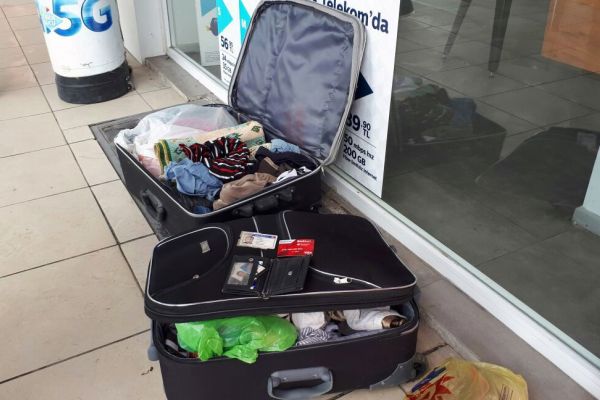 Valilik yanında şüpheli valizlerde bomba paniği