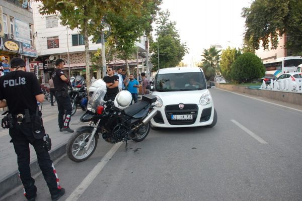 Valizli Şüpheli Kadın Polisi Harekete Geçirdi