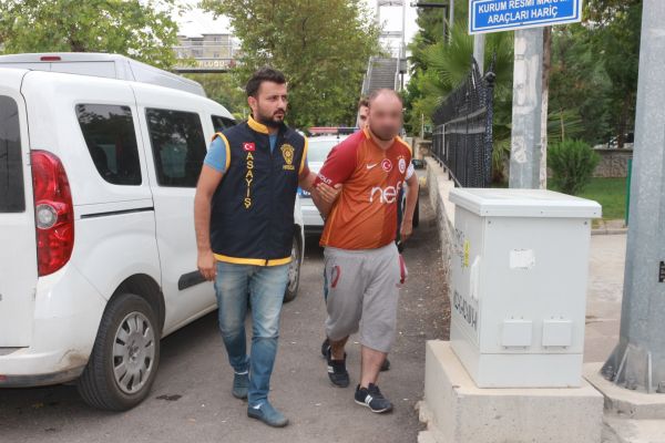 Vatandaşın yanına sürünerek gidip telefonunu çaldı