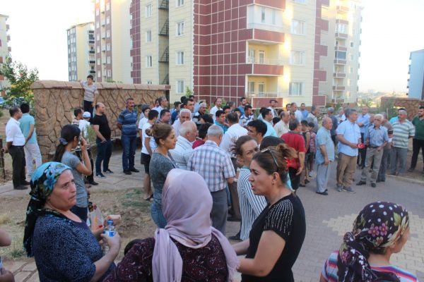 Vatandaşlar atık sudan geldiği iddia edilen koku nedeniyle basın açıklaması yaptı