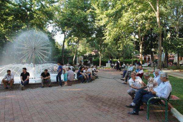 VATANDAŞLAR İFTAR ÖNCESİ HAVUZ KENARINDA SERİNLİYOR