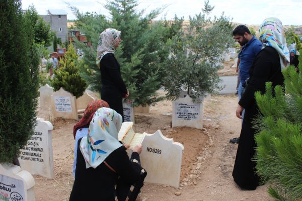 Vatandaşlar mezarlığa akın etti