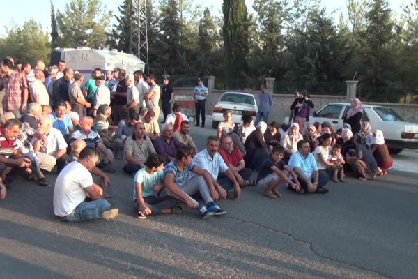 Vatandaşlar organize sanayi bölgesi yolunu trafiğe kapattı