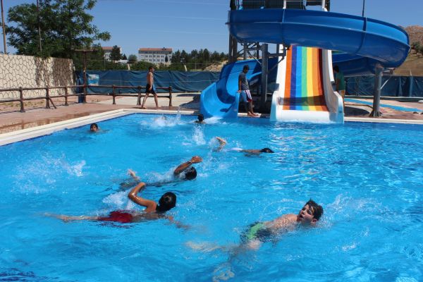 Vatandaşlar Ramazan ayında havuzlarda serinlemeye çalışıyor