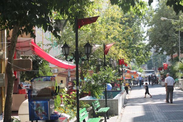 Vatandaşlar  Solmuş  Ve Yırtık Bayrakların Değişmesini İstiyor