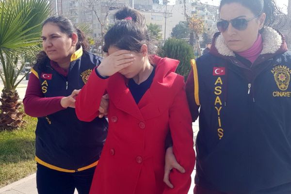 Vicdansız anne kızını elbiseyle boğmaya çalıştı