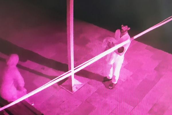 Vicdansız anne ve baba bebeklerini camiye bıraktı