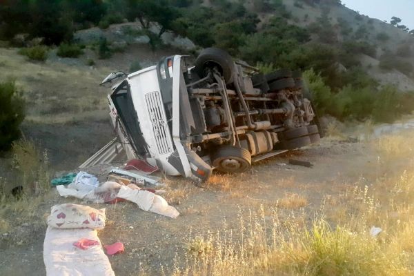 Virajı alamayan Tır yan yattı