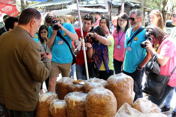 YABANCI ÖĞRENCİLER OTURAKÇI PAZARI'NA HAYRAN KALDI