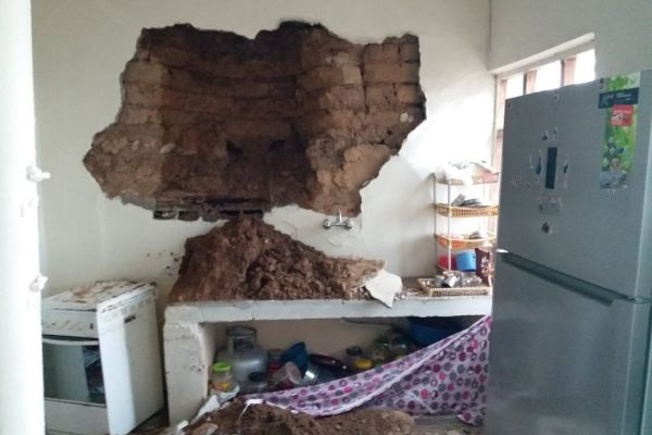 Yağış depremde hasar gören evin duvarını yıktı