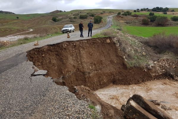 Yağışlar menfez ve yola zarar verdi