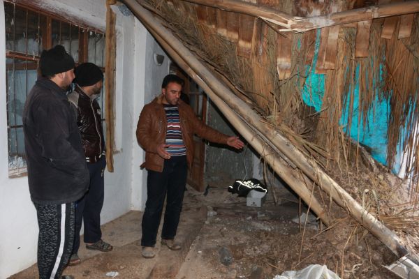 Yağışlara dayanamayan ev çöktü