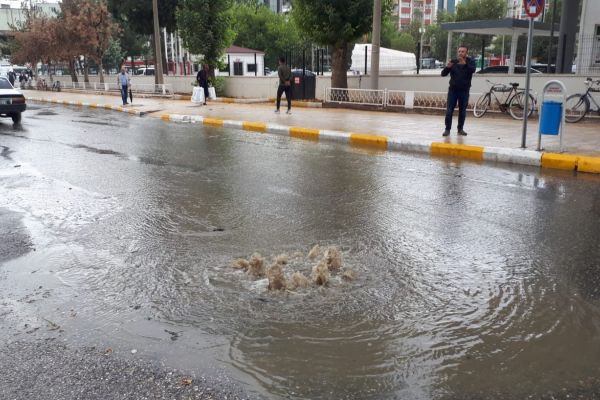 Yağmur yağışı sonrası rögarlar taştı