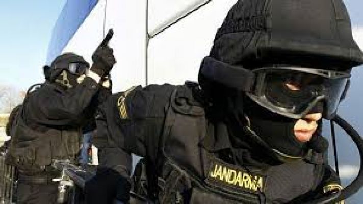 Yakalama kararı bulunan şahıslar jandarmadan kaçamadı
