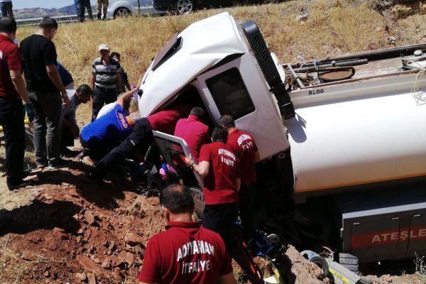 Yakıt tankeri şarampole uçtu: 1 ölü