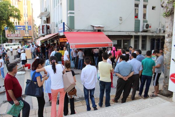 YAMAN KART KUYRUĞU UZUYOR