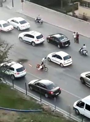 Yanan motosikletiyle uzaklaştı