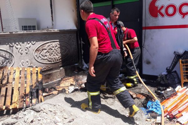 Yangın markete sıçramadan söndürüldü