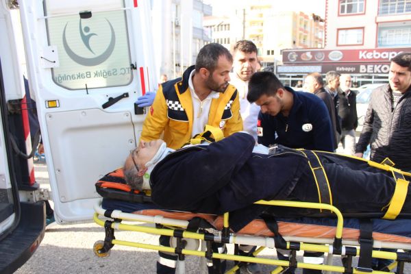 Yaralı adam telefonlara bakmaktan acısını unuttu